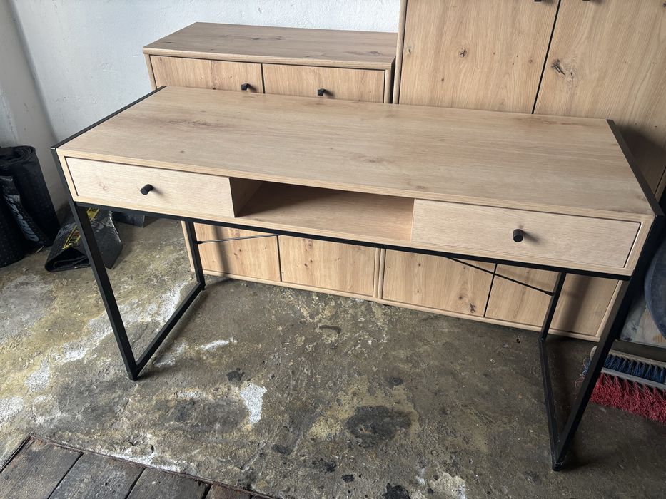 Biurko z metalowymi elemantami