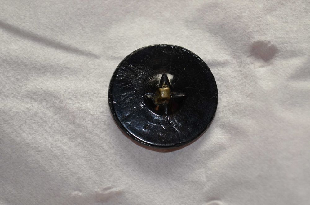 Przedwojenny, polski, duży, czarny guzik.
