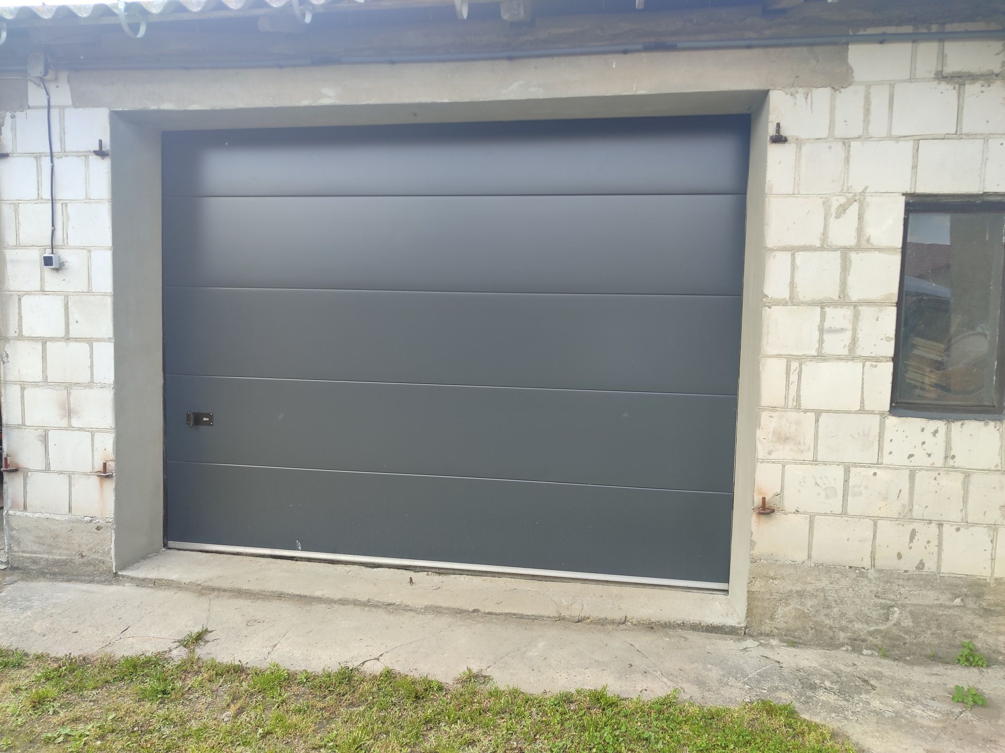 Brama garażowa 3x3 m.  Kolor czarny 9005 , antracyt 7016 , biała 9010