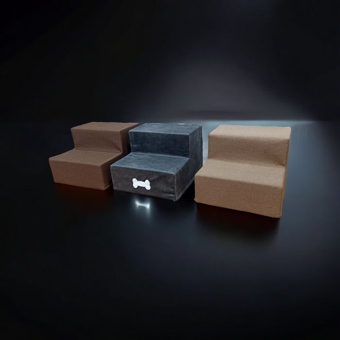 Удобные ступеньки из обшитого тканью для собак мелких и средних пород.