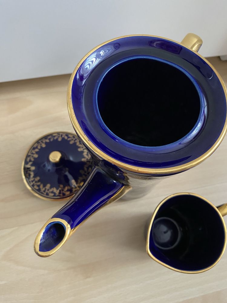 Porcelanowy granatowy dzbanek z przykrywką i dzbanuszek na mleko