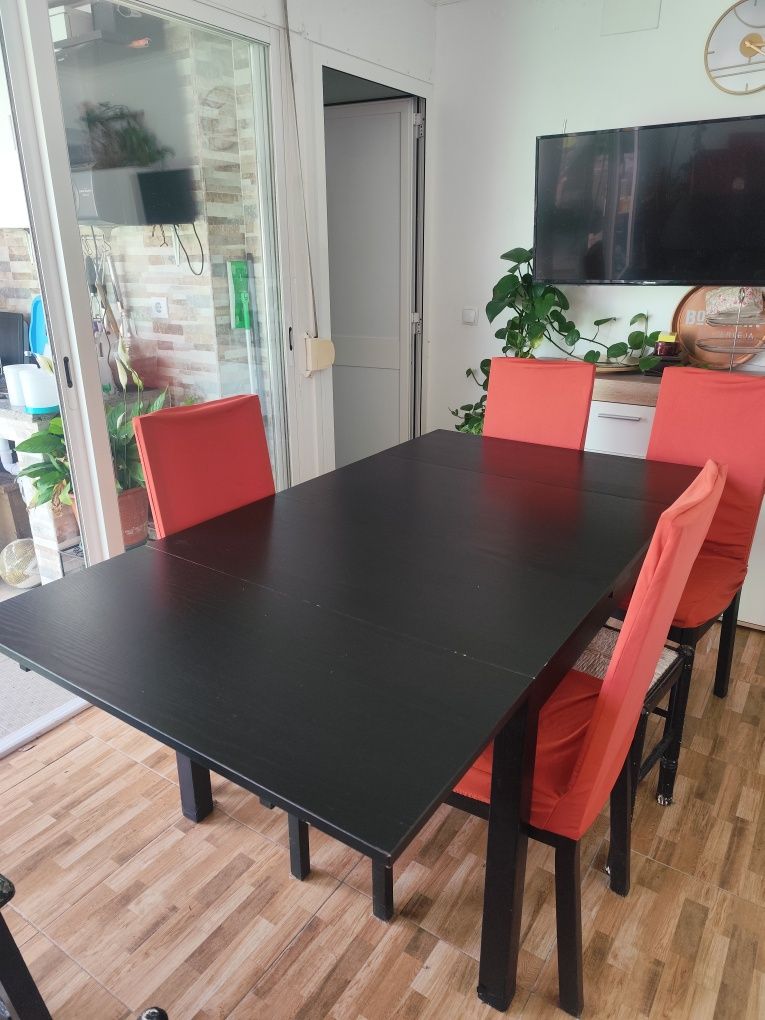 Mesa e cadeiras IKEA