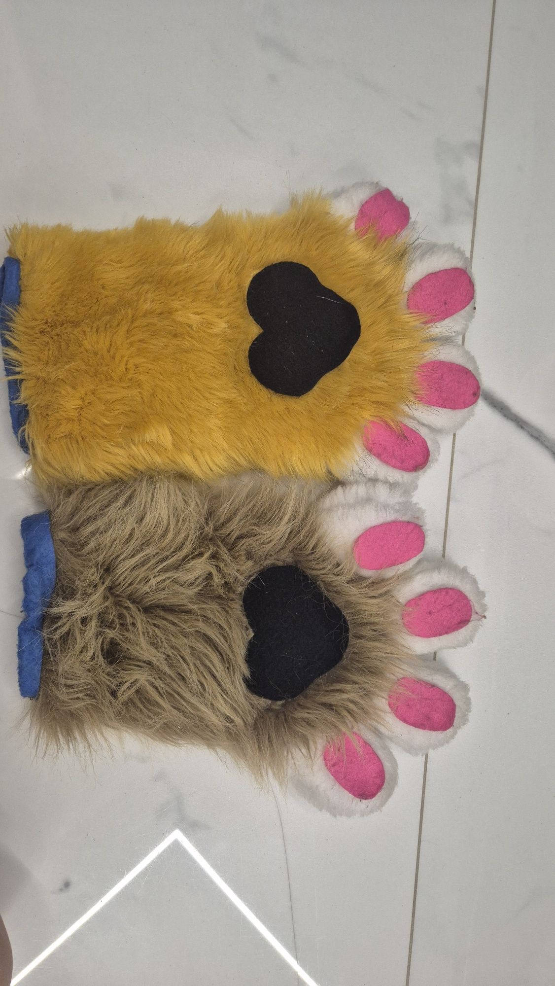 Furry head z łapami i ogonem