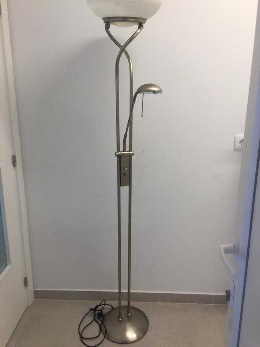 Candeeiro de pé. Bem estimado.