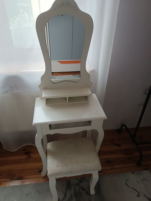 Toaletka biala z taboretem