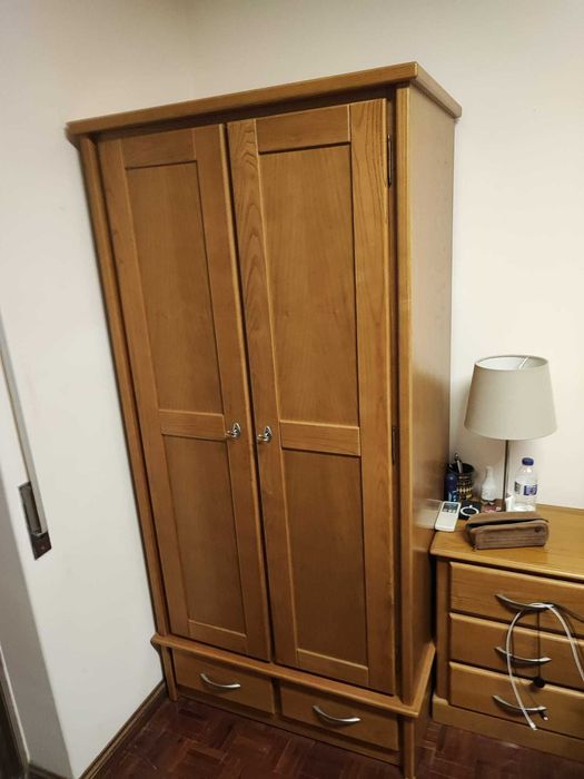 Roupeiro 2 portas em excelente estado