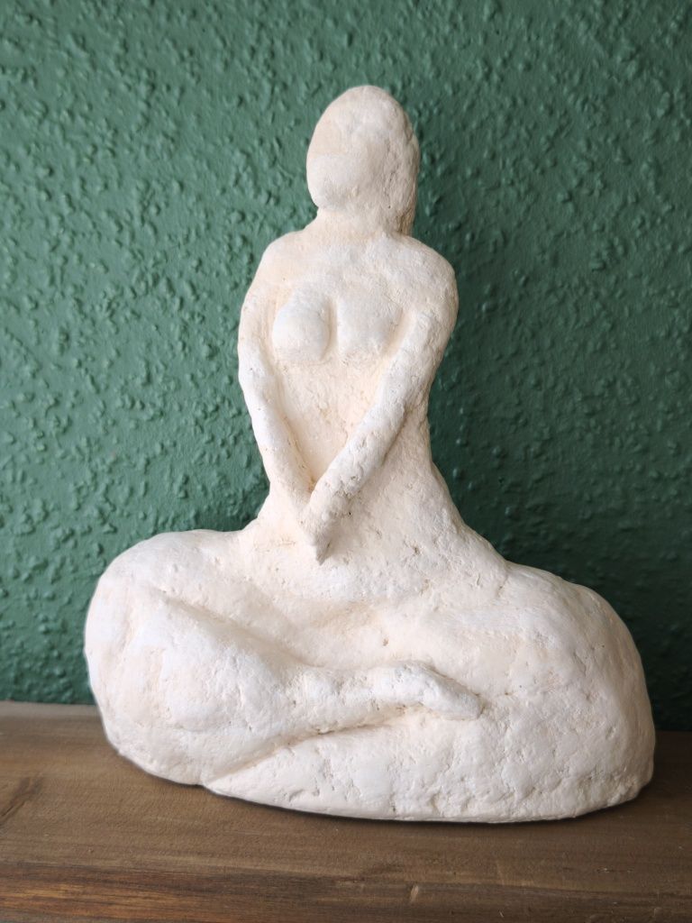 Rzeźba autorska z paper clay grubaska kobieta krągła gruba figurka