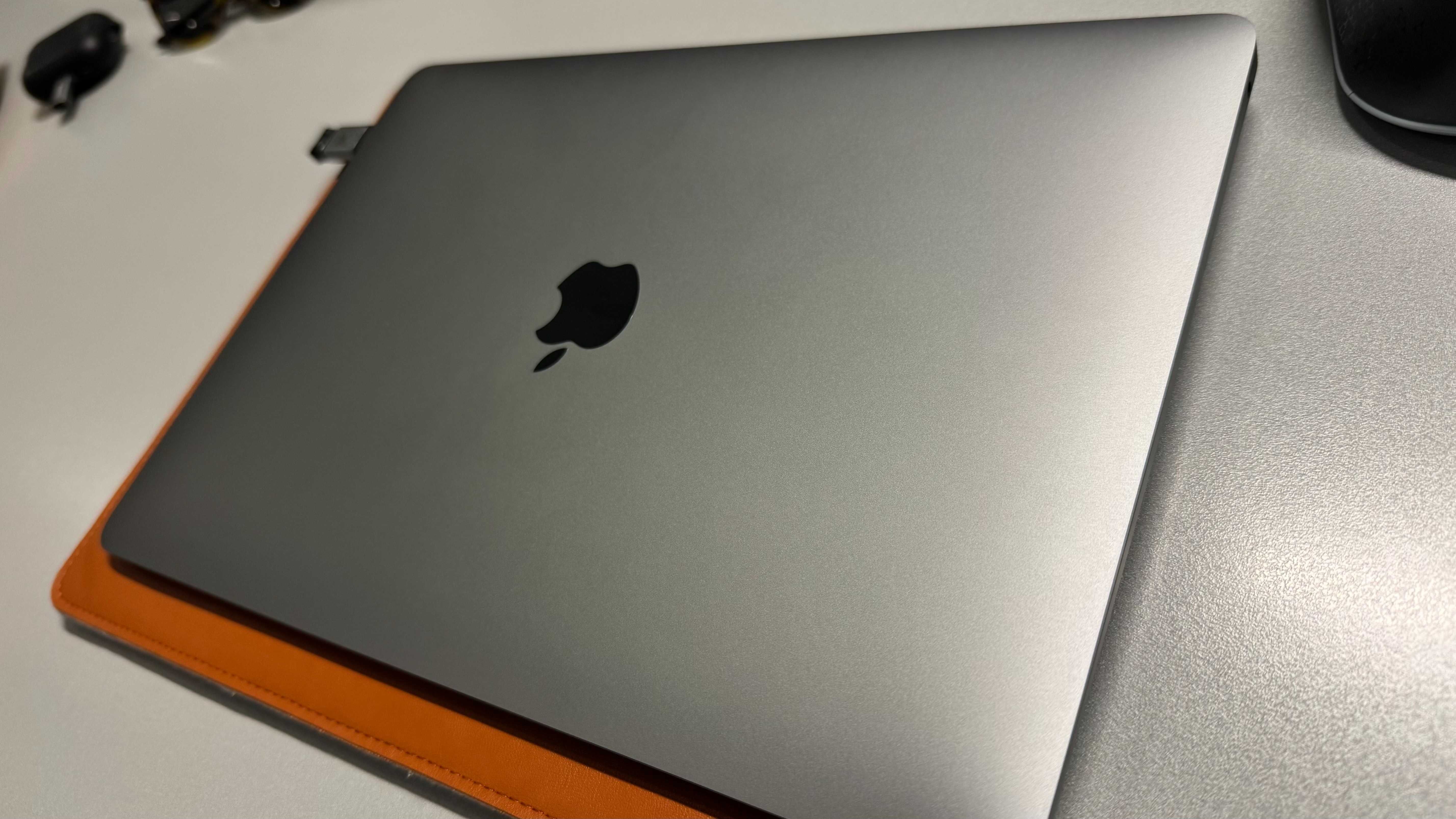 Macbook air M1 256 8RAM (2020) - Praticamente novo.
