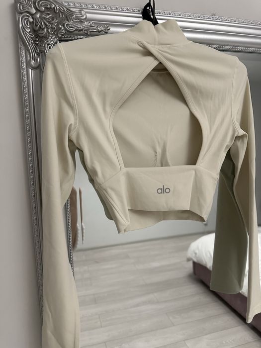 Топ   alo yoga