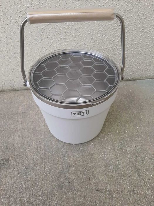 Balde de gelo Yeti Rambler Novo, para uso pessoal em bar.