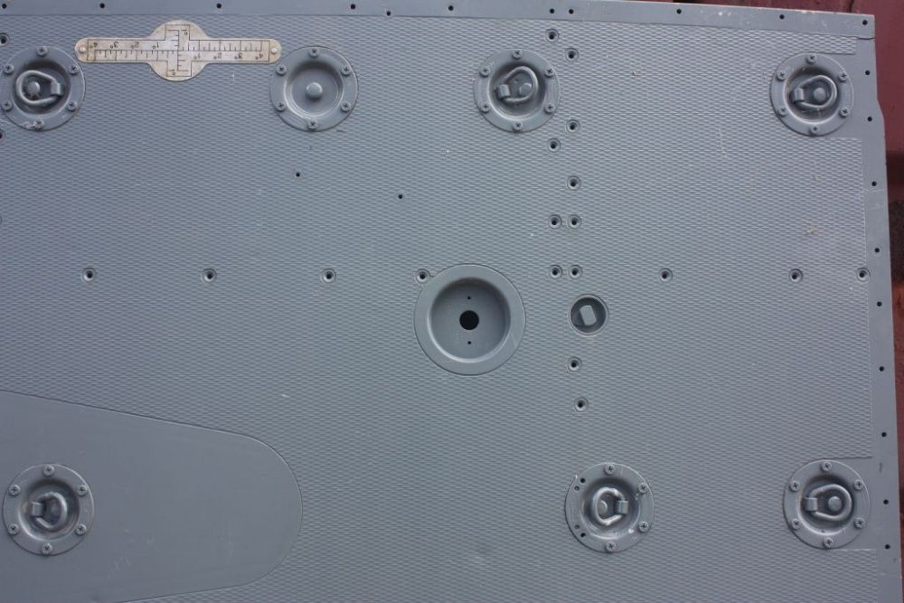 Duży panel podłogi od wojskowego samolotu