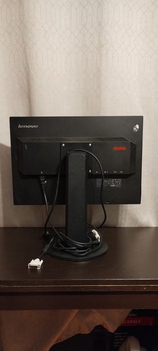 OKAZJA Bardzo funkcjonalny Monitor LENOVO z kablami