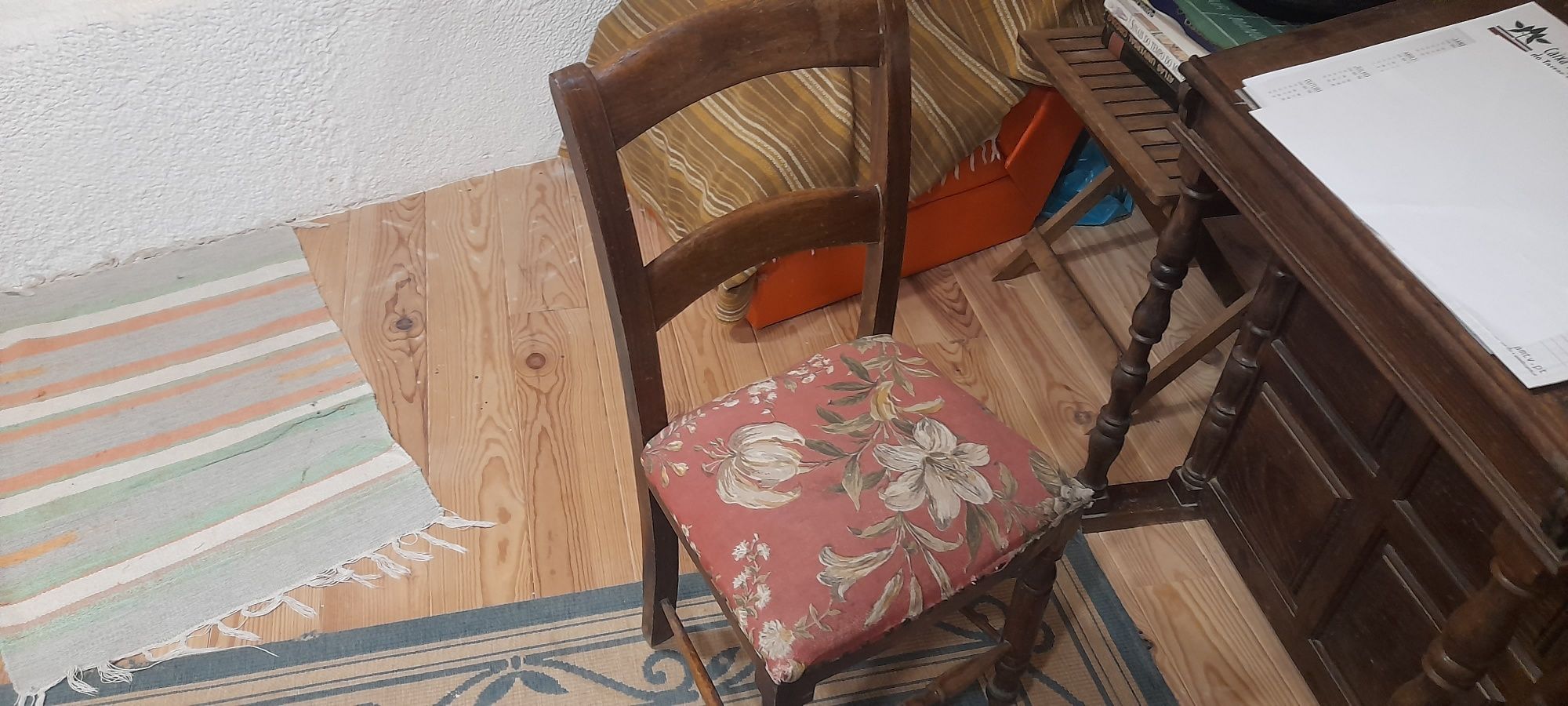 Cadeiras antigas e mesas