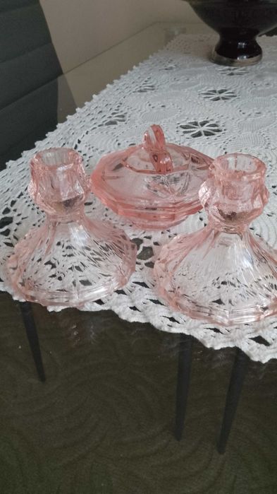 Świeczniki i puzderko z przykrywką w stylu art deco z lat 50-tych.