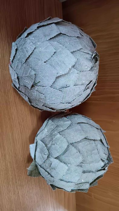 Par bolas de folhas Natal com base plana