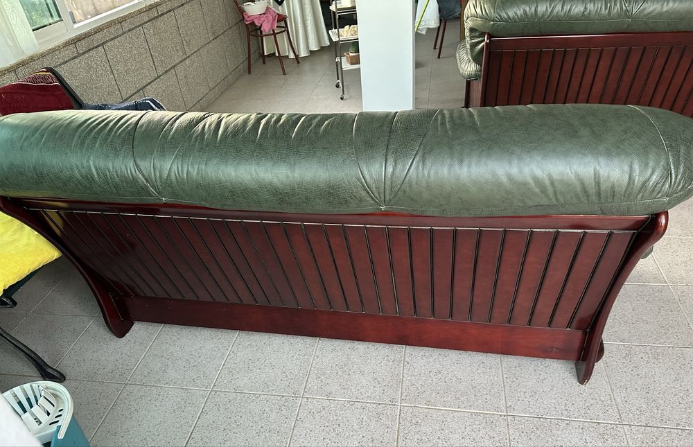 Sofas em couro genuino verde garrafa e madeira