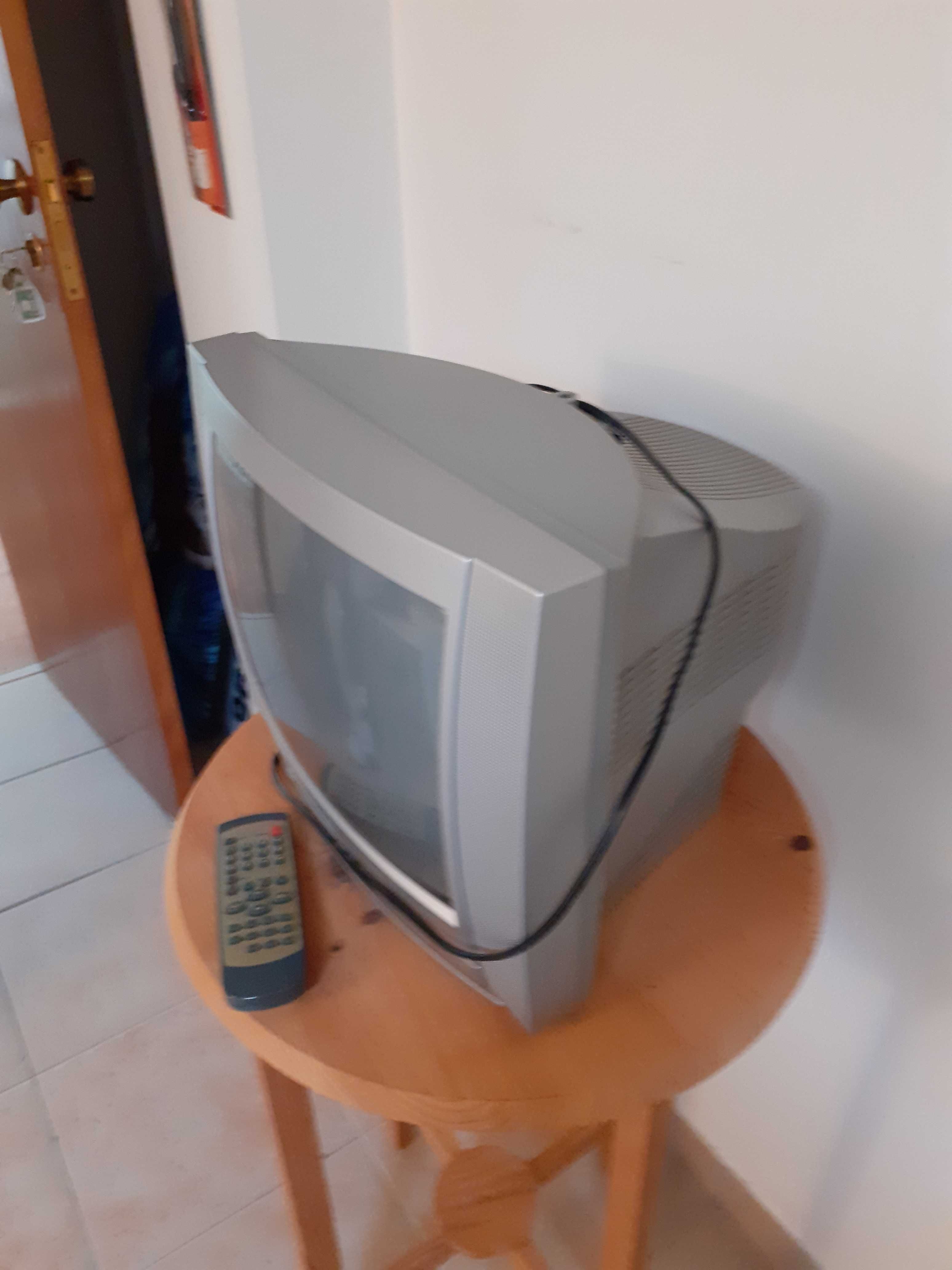 Televisor cinza c/37cms