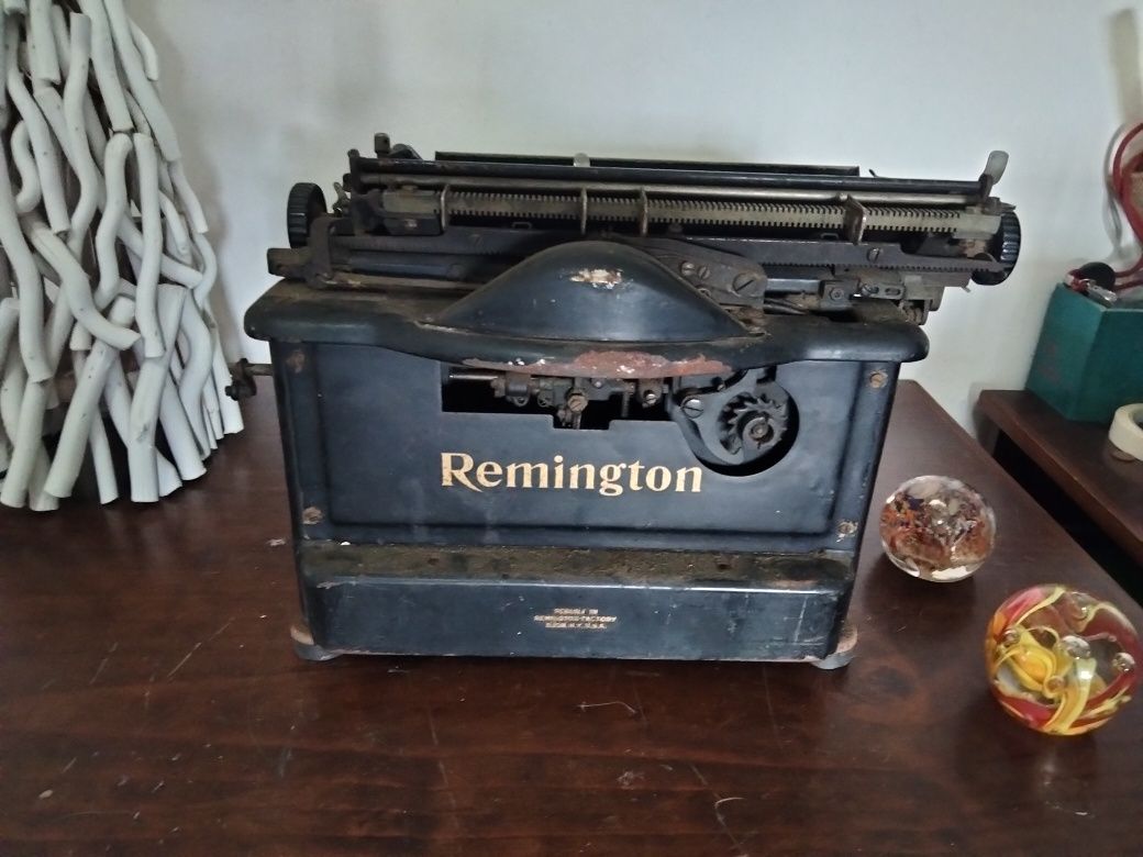 Máquina de escrever antiga em ferro, Remington N 12.
Ano 1929.