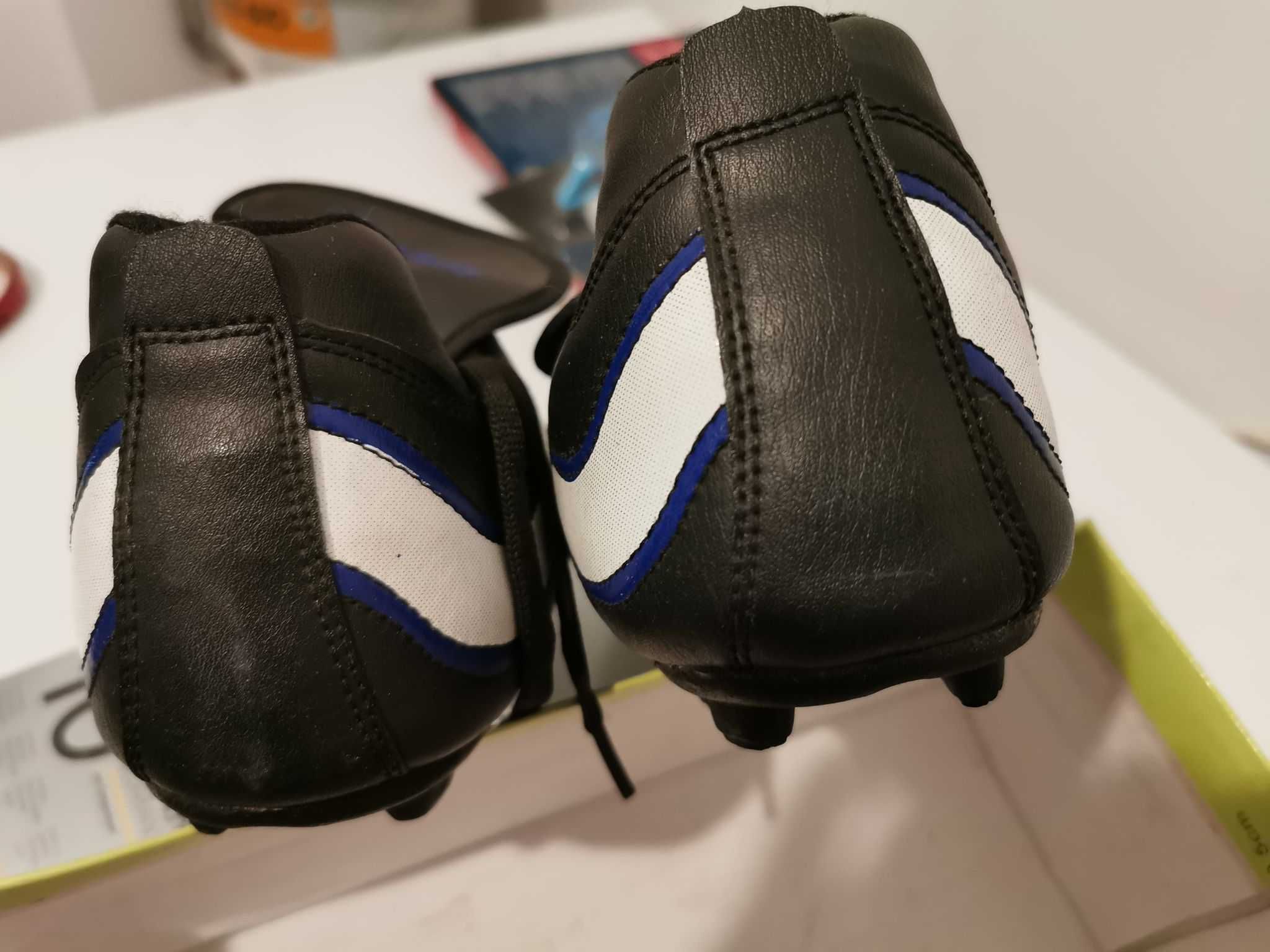 Buty sportowe korki piłkarskie czarno białe SPORT korkotrampki rozm.41