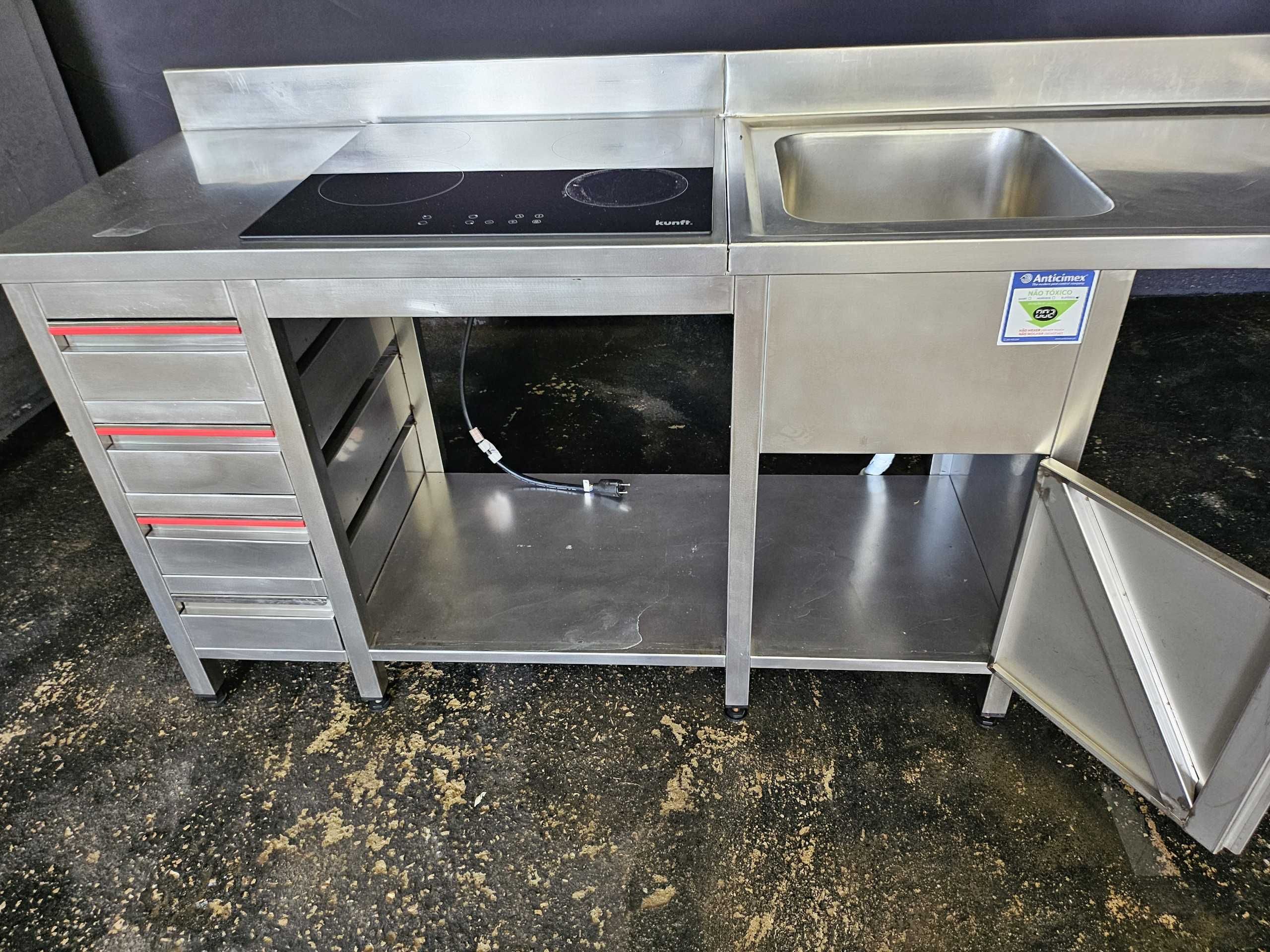 Bancada em inox com lava loiça e fogão