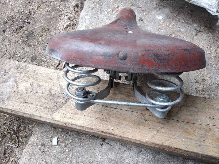 Stare, skórzane siodełko rowerowe
