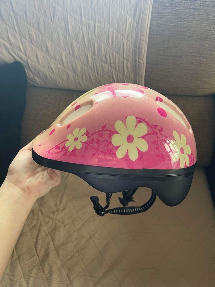 Bicicleta rosa e branca, com capacete incluído