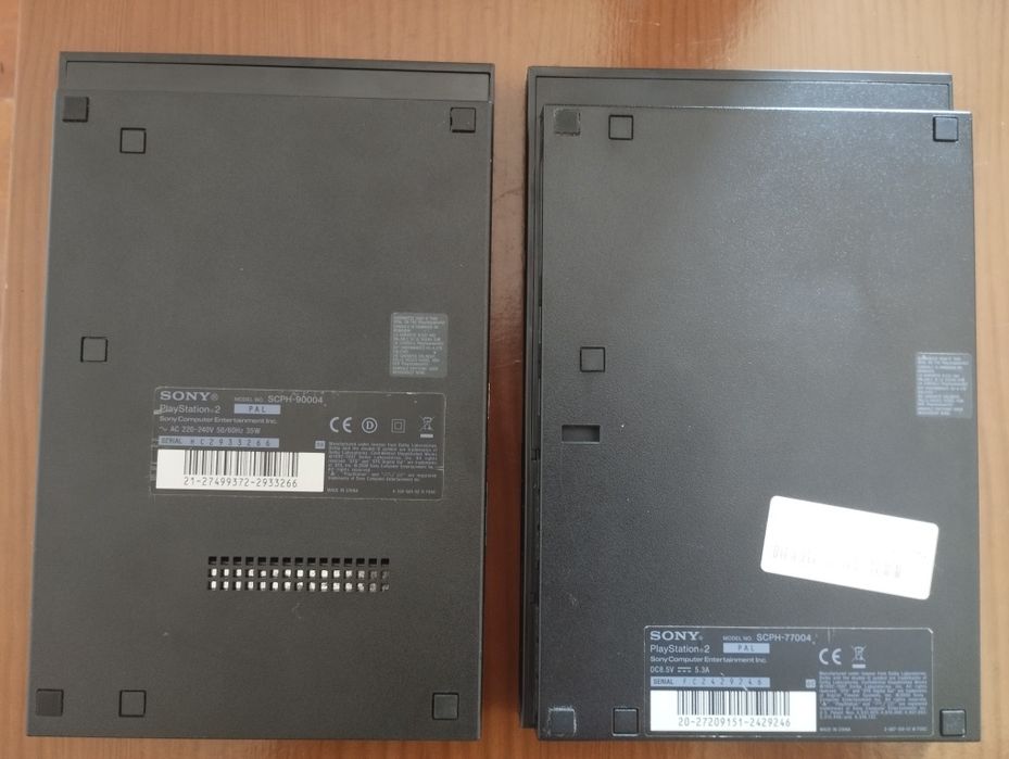 Duas PS2 como novas com comandos, cabos originais e acessórios