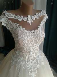 Свадебное пудровое платье.