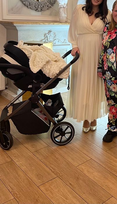 Елегантне плаття молочного кольору