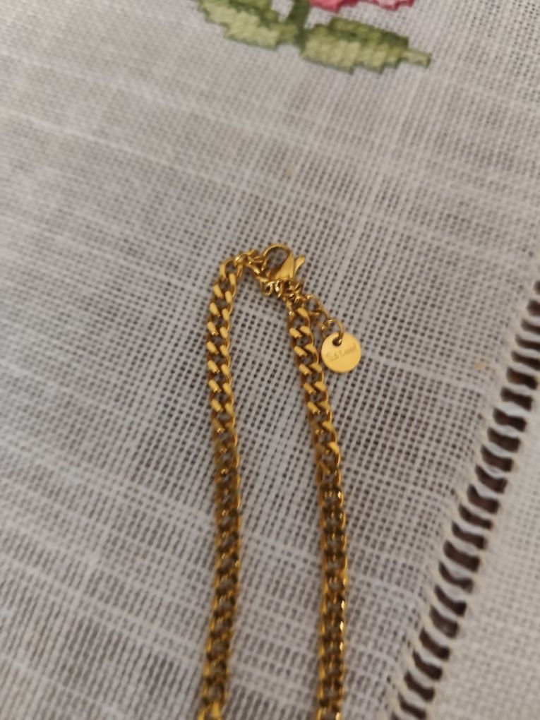 Pulseira dourada com pedra verde