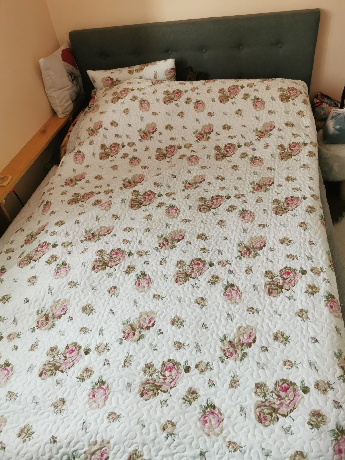 Łóżko 210 x 140 z materacem