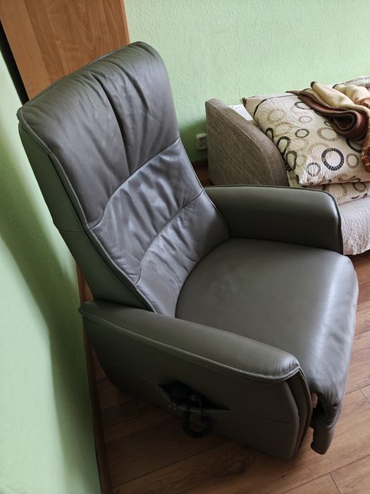 Fotel rehabilitacyjny pionizujący dla seniora skórzany