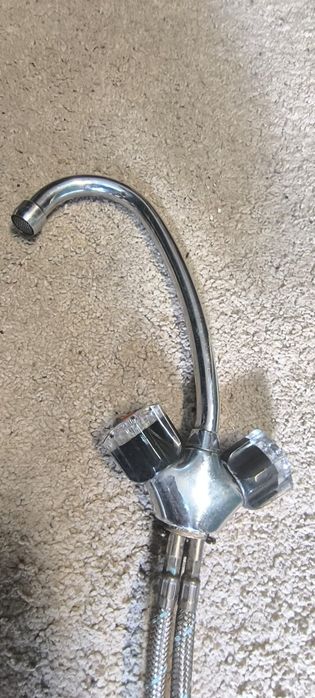 Torneira misturadora giratória para banca