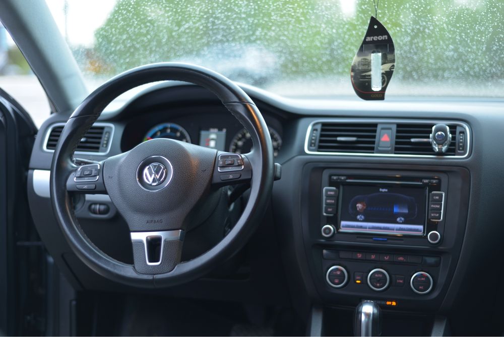 Продаи Volkswagen Jetta Hybrid