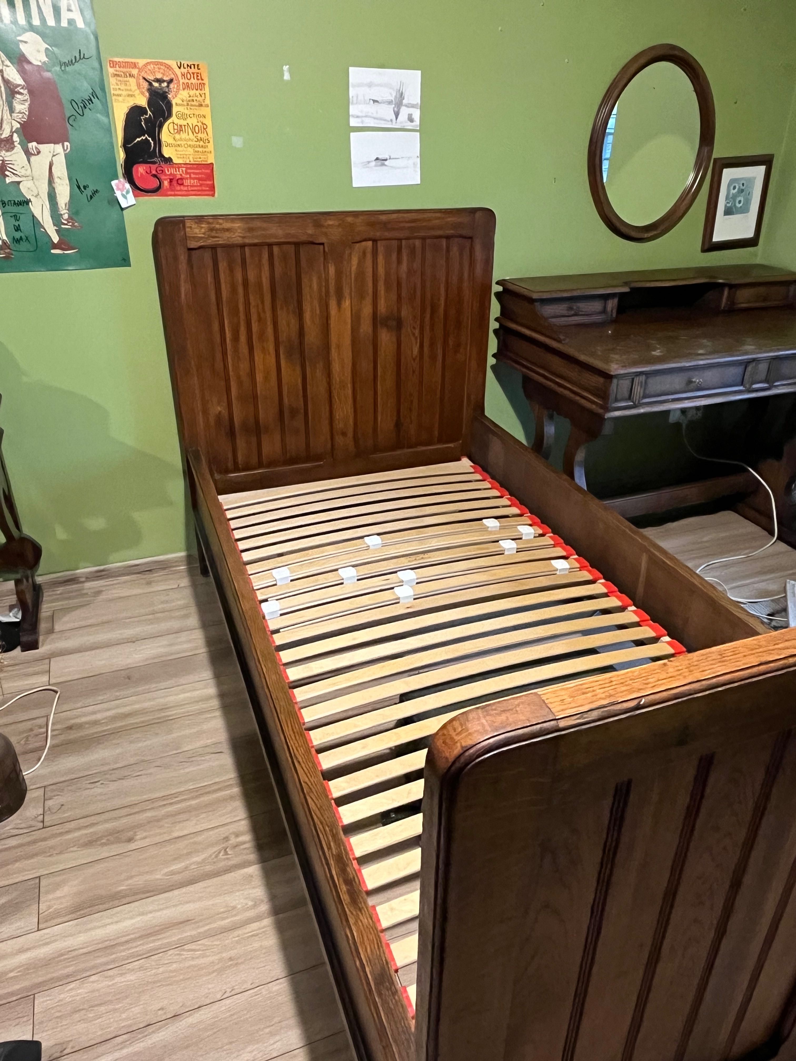 Stare antyczne drewniane łóżko