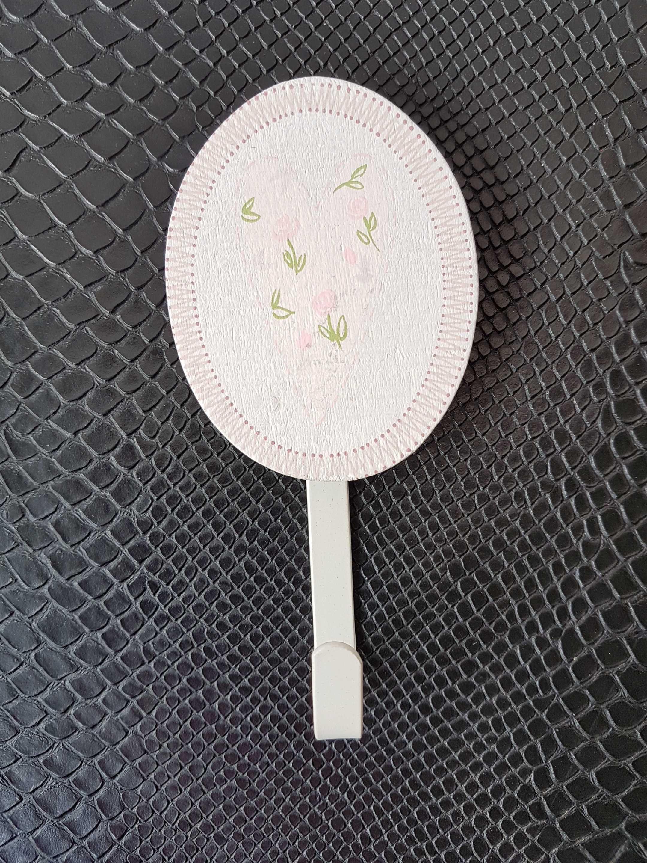 Mały drewniany biały owalny wieszak ścienny serce z różami shabby chic
