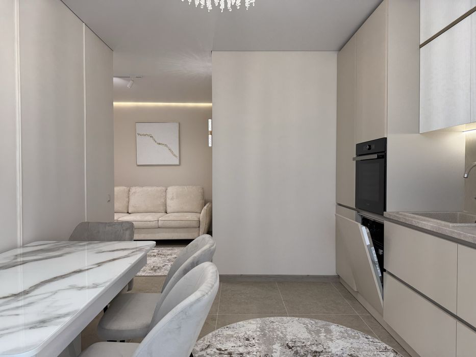 Центр міста, стильна 1.5 кімнатна з меблями та технікою – вид на гори!