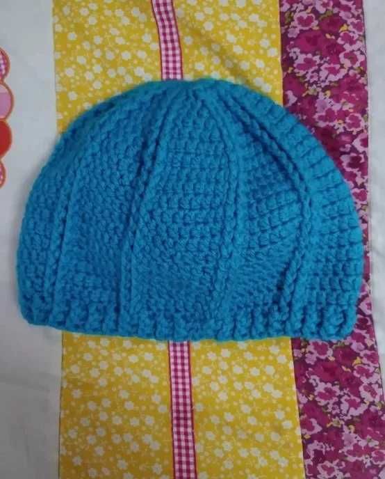 Gorro azul de crochê