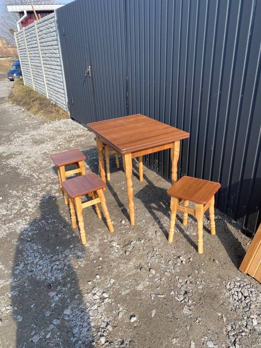 Кухонний комплект стіл і 4 стільці, табуретки