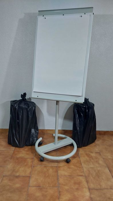 Quadro branco com rolos de papel