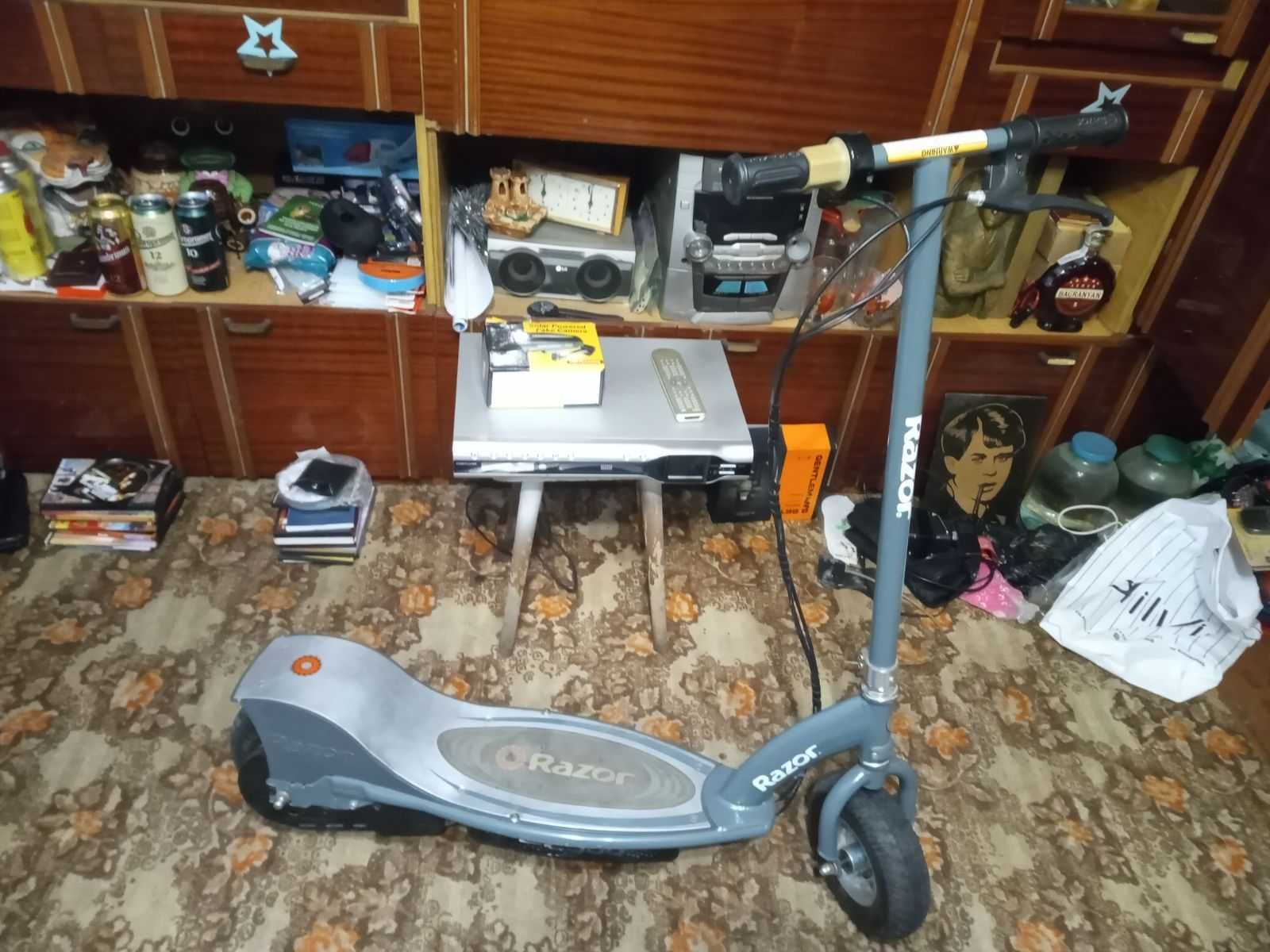 Продам элетросамокат RAZOR E300