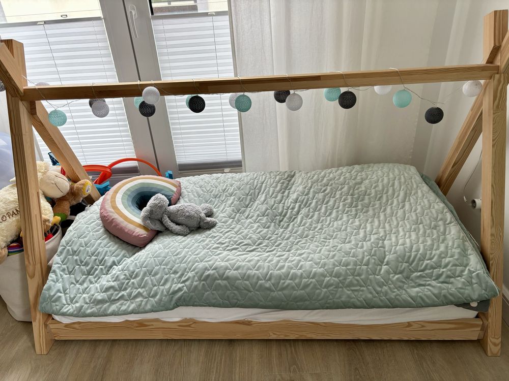 Drewniane łóżko dziecięce Tipi w stylu skandynawskim