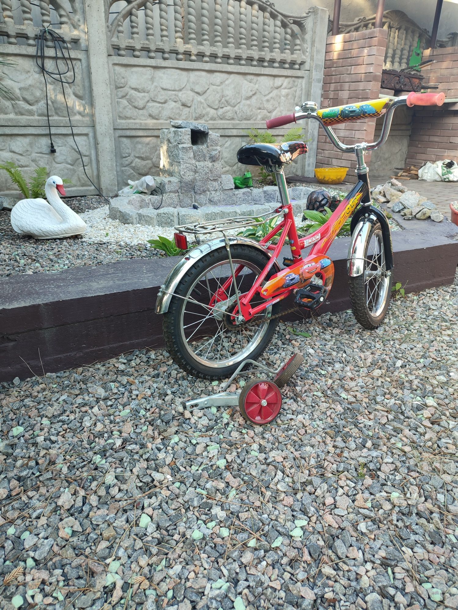 Дитячий велосипед с додатковими колісчатами
