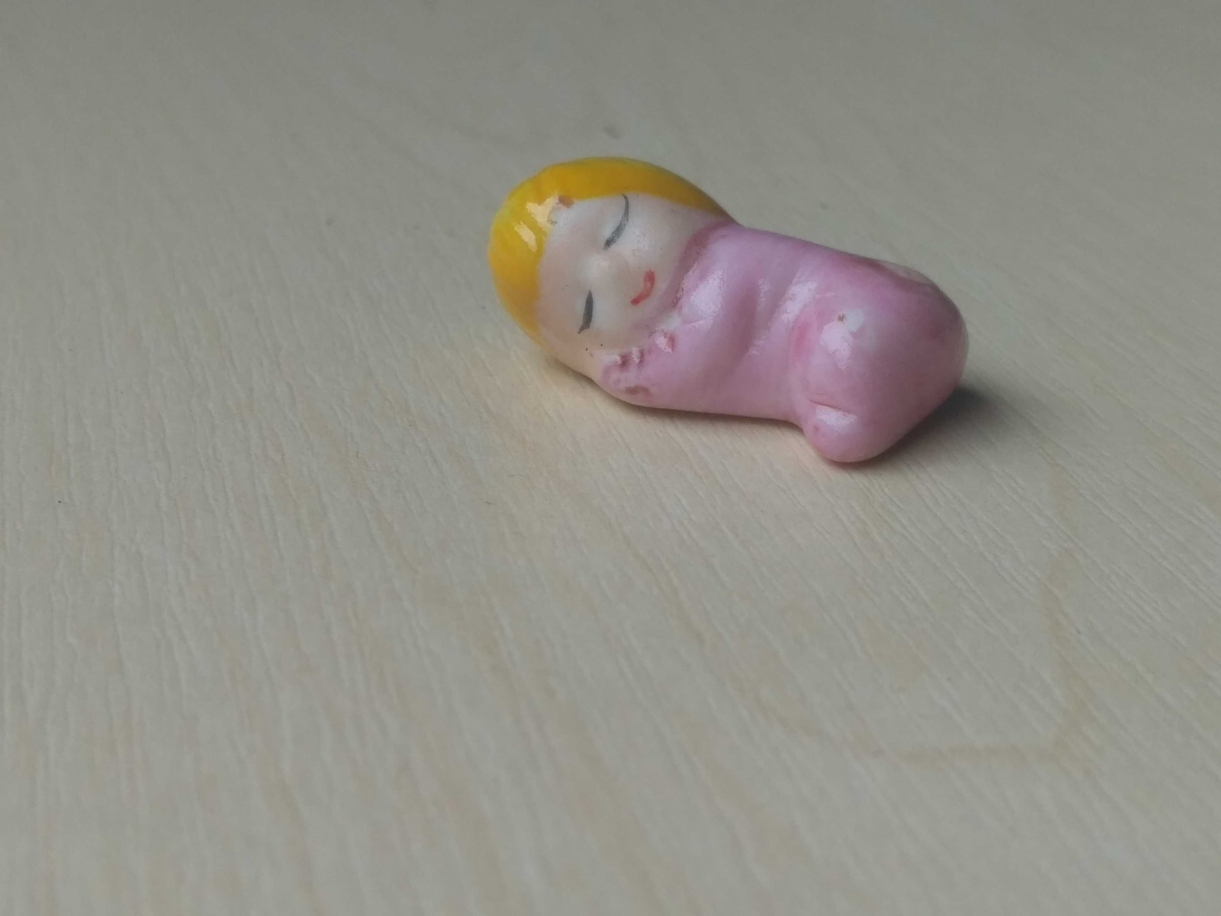 Zabytkowy domek dla lalek Mała porcelanowa figurka śpiącej dziewczynki