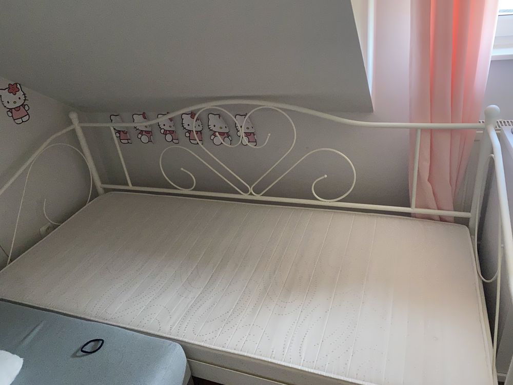 białe łóżko metalowe młodzieżowe z materacem 90x200
