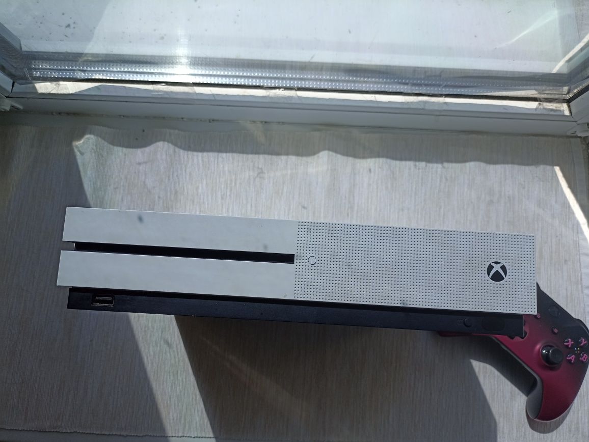 Xbox One S 500Gb с одним джойстиком