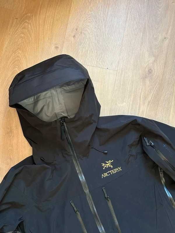C’est Arc’teryx Alpha SV Noir S