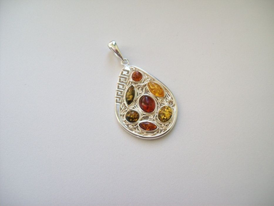 Wisiorek srebrny z bursztynem