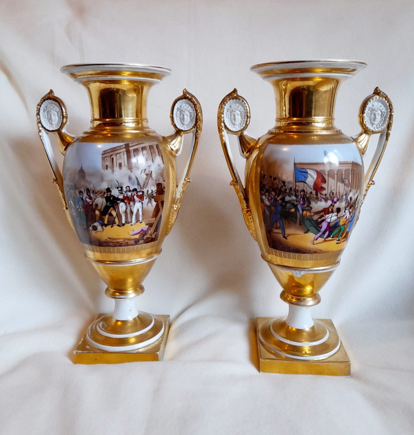 Par de jarras sec. XIX, em porcelana francesa.