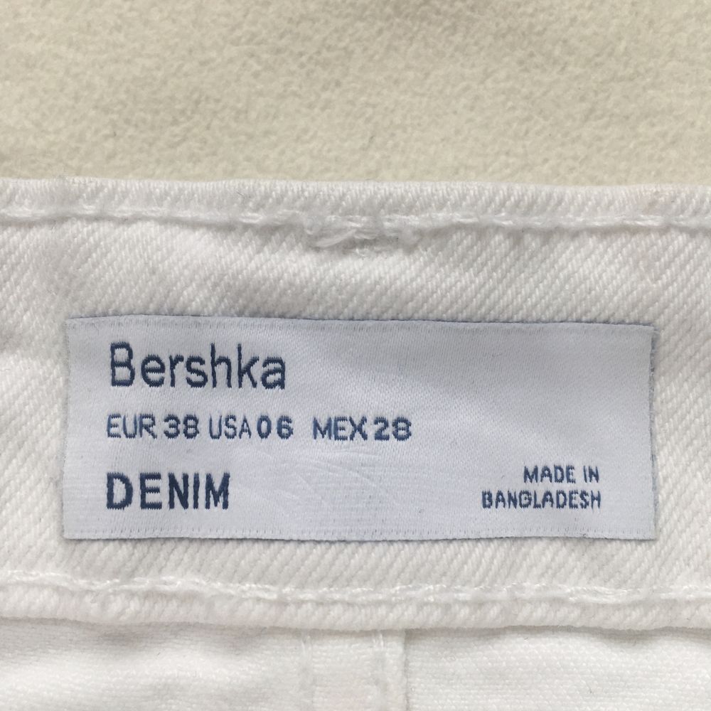 Biała spódniczka Bershka